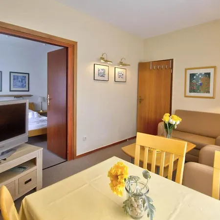 By The Swimming Pool F 997 *