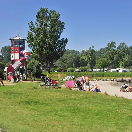 By The Swimming Pool F 997 *