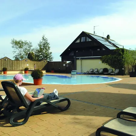 Dom wakacyjny By The Swimming Pool F 997