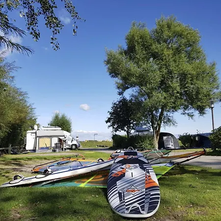 By The Swimming Pool F 997 *